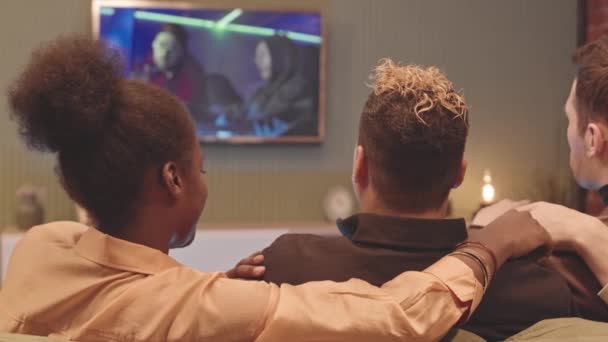 Медленное Представление Лесбийской Гей Пары Сидящей Вместе Диване Смотрящей Телевизор — стоковое видео