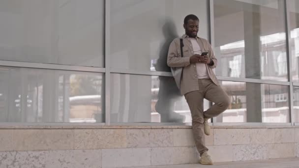 Slowmo Junger Schwarzer Mann Beiger Freizeitbekleidung Spricht Auf Smartphone Während — Stockvideo