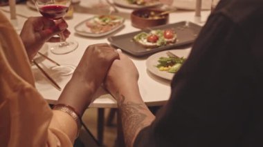 Yemek masasında el ele tutuşan çok ırklı lezbiyen çiftin yavaşlığı neşeli eşcinsel çiftlerle bir araya gelip, şarap ve bira içip sohbet ediyorlar.