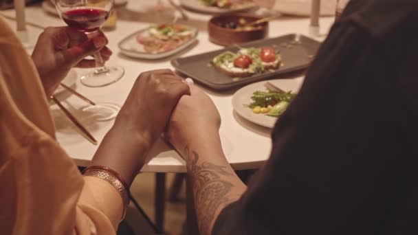 Langzaam Van Multi Etnische Lesbische Paar Hand Hand Aan Tafel — Stockvideo
