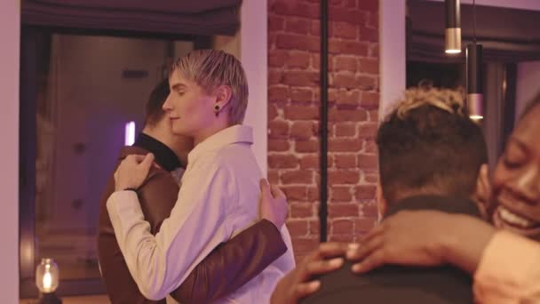Cintura Até Lentidão Afetuoso Gay Lésbicas Casal Abraçando Cada Outros — Vídeo de Stock
