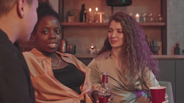 Média Lentidão Três Jovens Mulheres Diversas Roupas Extravagantes Conversando Bebendo — Vídeo de Stock