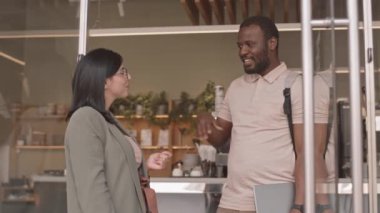 Ofislerinin yakınındaki kafede ara sıra toplanan genç meslektaşlarının orta yavaş konuşmaları.