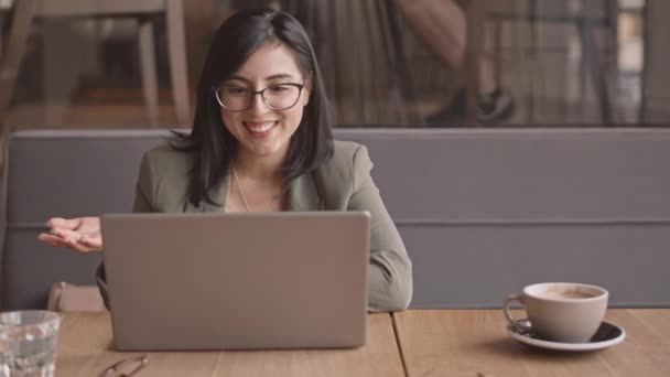 Pas Pomalu Mladé Usměvavé Podnikatelky Brýlích Video Chatování Kolegou Notebooku — Stock video