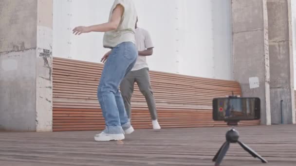 Steek Full Length Shot Van Jonge Diverse Paar Dansers Dansen — Stockvideo