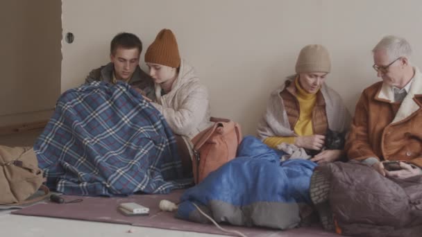Pan Lentidão Grupo Jovens Adultos Refugiados Falando Descansando Carregando Usando — Vídeo de Stock