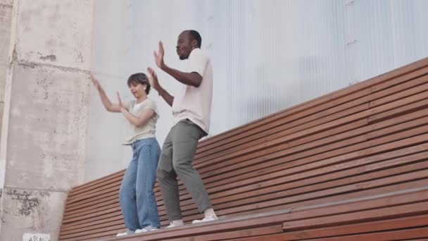 Longue Longueur Slowmo Divers Jeunes Couples Millénaires Amuser Tout Dansant — Video