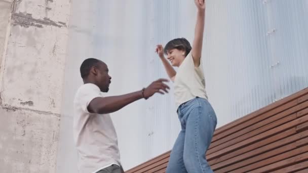 Yazın Açık Havada Dans Eden Elleri Senkronize Bir Şekilde Kameraya — Stok video