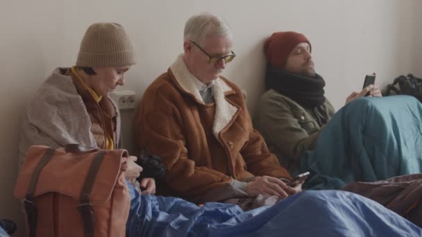 Powolniak Kaukaskiej Grupy Uchodźców Zmęczony Głodny Odpoczywający Schronisku Pomieszczeniach Siedzący — Wideo stockowe