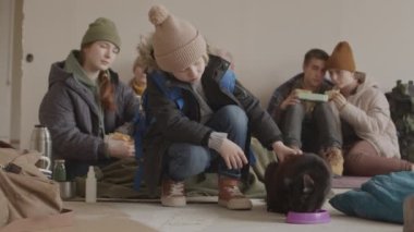 Annesiyle ve diğer mültecilerle soğuk, mobilyasız sığınma evinde yaşarken evsizleri okşayan 7 yaşındaki bir çocuğun yavaşlığı.