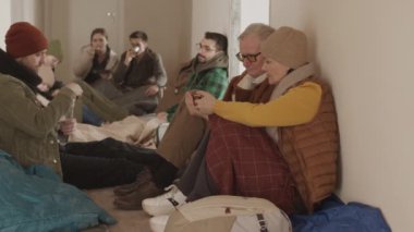 Soğuk donanımsız sığınma evinde birlikte yaşayan, yiyecek ve su kaynaklarını paylaşan ve birbirlerine destek olan, gidecek yerleri olmayan kadın ve erkeklerin yavaşlaması.