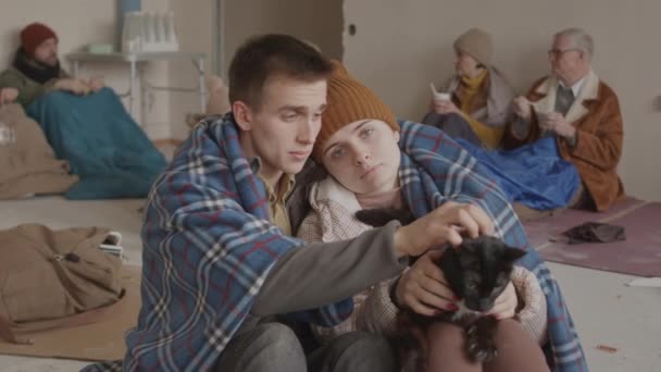Slowmo Porträt Eines Traurigen Jungen Kaukasischen Flüchtlingspaares Das Obdachlose Schwarze — Stockvideo