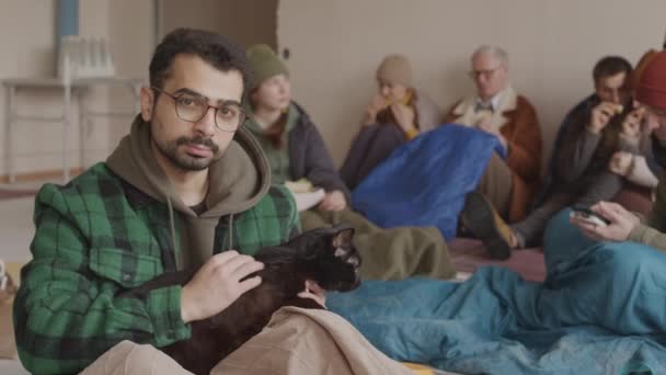 Slowmo Retrato Homem Refugiado Barbudo Petting Gato Preto Sem Teto — Vídeo de Stock