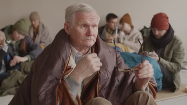 Slowmo Δυστυχισμένος Ηλικιωμένος Άνδρας Κλαίει Ενώ Κάθεται Στο Κρύο Πάτωμα — Αρχείο Βίντεο