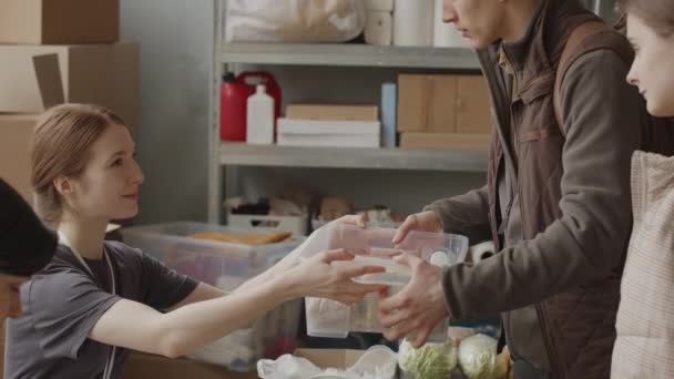 Slowmo Duas Voluntárias Que Dão Alimentos Básicos Abastecimento Água Recipiente — Vídeo de Stock