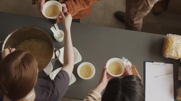 Visão Superior Lentidão Duas Voluntárias Derramando Sopa Com Macarrão Instantâneo — Vídeo de Stock
