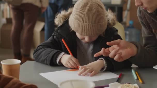 Hüftschuss Eines Jährigen Kaukasischen Flüchtlingsjungen Mit Hut Und Warmer Kleidung — Stockvideo