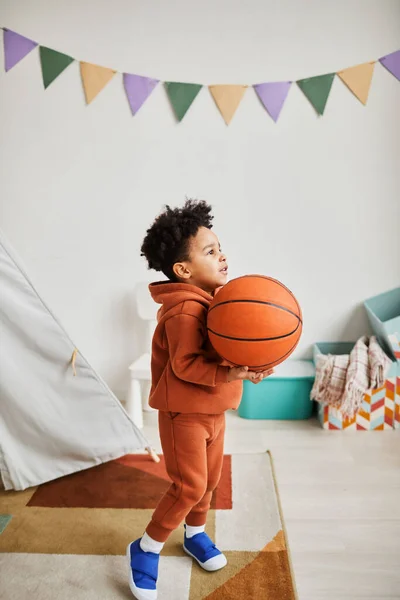 Vertikal Full Längd Porträtt Söt Afroamerikansk Pojke Som Håller Basket — Stockfoto