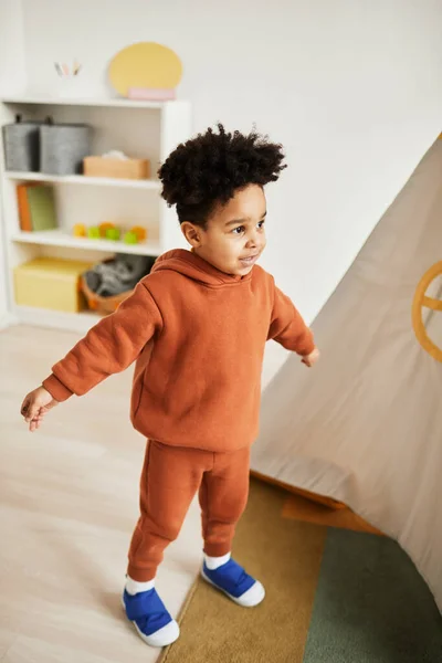 Çocuk Odasında Oynarken Asgari Moda Kıyafetler Giyen Sevimli Afro Amerikan — Stok fotoğraf