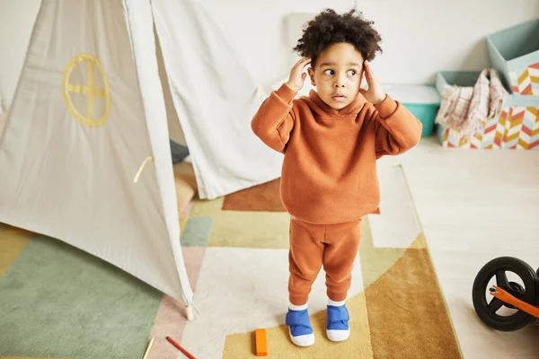 Full Längd Porträtt Söta Afroamerikanska Småbarn Ser Förvånad Och Rädd — Stockfoto