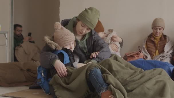 Slowmo Cuidar Jovem Mulher Caucasiana Abraçando Seu Filho Anos Sentados — Vídeo de Stock