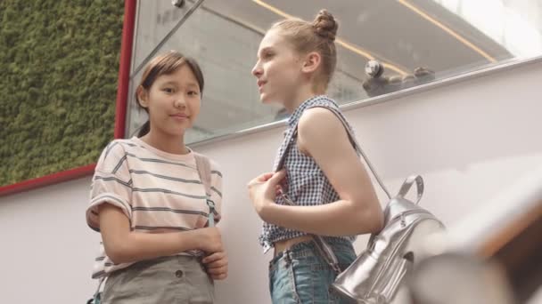 Medelhög Bild Asiatiska Och Kaukasiska Grundskoleflickor Casualwear Med Väskor Axlarna — Stockvideo