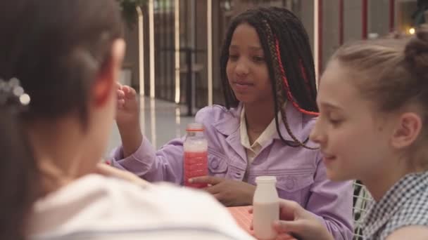Die Taille Eines Coolen Afroamerikanischen Schulmädchens Lila Jacke Das Tisch — Stockvideo