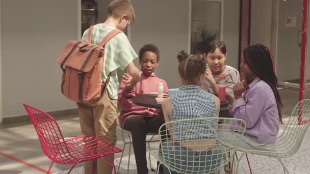 Fünf Unterschiedliche Grundschüler Plaudern Tisch Der Mensa Zwischen Den Klassen — Stockvideo