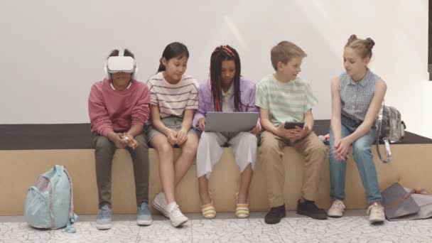 Fünf Unterschiedliche Grundschüler Freizeitkleidung Verbringen Nach Dem Unterricht Zeit Miteinander — Stockvideo