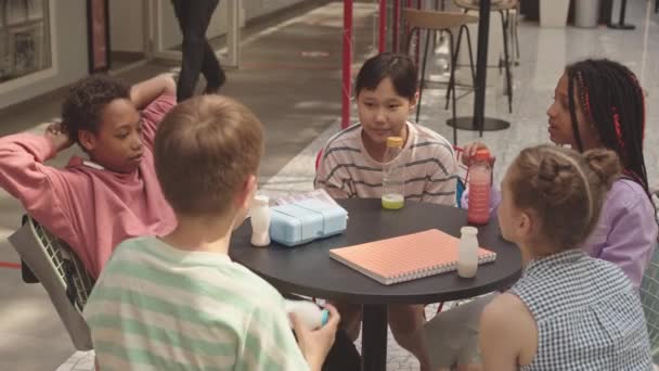 식당에서 민족의 아이들이 즐거운 시간을 보내며 뒤집어 도전을 시도하는 모습을 — 비디오