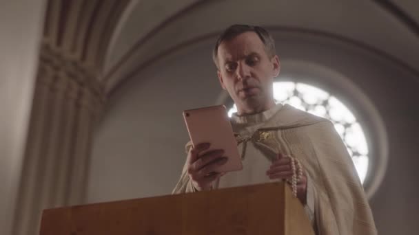 Baixo Ângulo Médio Lentidão Clérigo Moderno Vestido Branco Leitura Oração — Vídeo de Stock