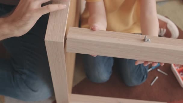 Lassú Közelkép Kisfiú Segít Apjának Hogy Csavarja Asztal Lábát Miközben — Stock videók