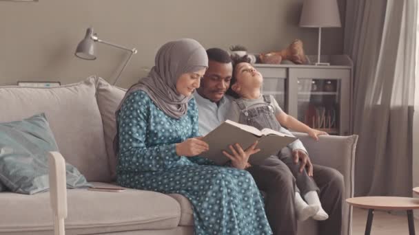 Slowmo Διαφυλετικό Μουσουλμανικό Ζευγάρι Και Ετών Γιος Τους Ανάγνωση Quran — Αρχείο Βίντεο