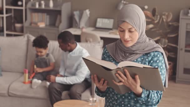 Retrato Lentitud Media Una Joven Musulmana Hiyab Gris Leyendo Corán — Vídeo de stock