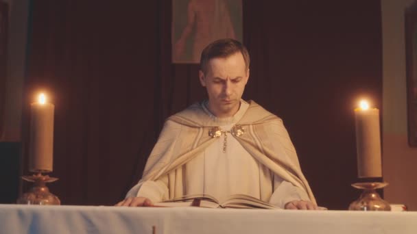 Medium Slow Van Geconcentreerde Blanke Priester Het Dragen Van Lange — Stockvideo