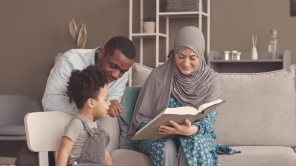 Medium Slowmo Interracial Muslim Couple Showing Quran Book Year Old — Stock Video