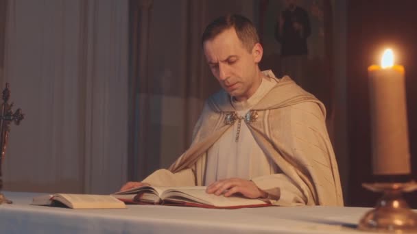 Medium Slowmo Van Kaukasische Priester Witte Alb Cape Mantel Lezen — Stockvideo