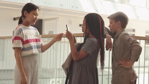 Средний Снимок Афроамериканской Девушки Снимающей Видео Азиатская Подруга Делает Смешные — стоковое видео