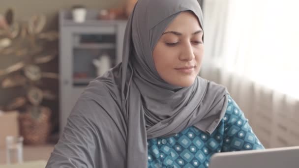 Langsam Tippt Eine Junge Muslimische Geschäftsfrau Grauen Hijab Auf Ihrem — Stockvideo