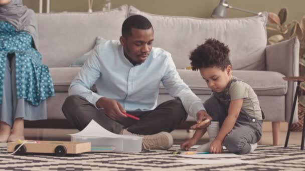 Slowmo Muzułmańskiego Ojca Afroamerykanów Jego Synka Bawią Się Rysują Razem — Wideo stockowe