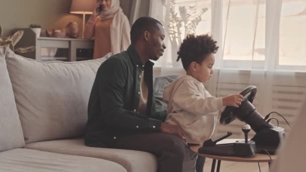 Slowmo Afroamerykańskiego Ojca Muzułmanina Uczy Swojego Synka Grać Gry Wideo — Wideo stockowe