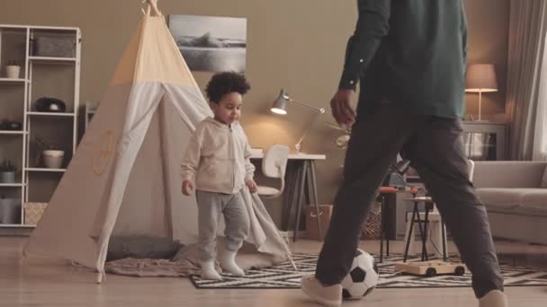 Slowmo Afrikansk Amerikansk Enlig Far Hans Søde Lille Søn Spiller – Stock-video