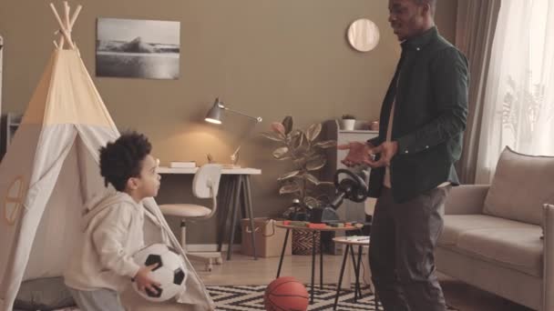 Slowmo Afrikansk Amerikansk Far Kaster Fodbold Til Sin Lille Søn – Stock-video