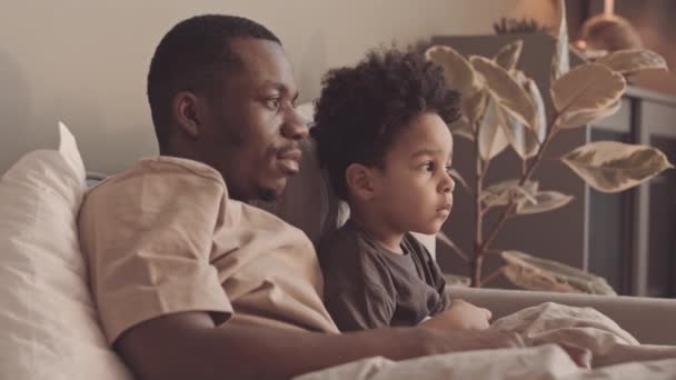 Slowmo Père Célibataire Afro Américain Son Mignon Fils Tout Petit — Video