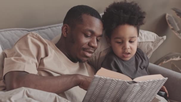 Slowmo Afroamericano Padre Single Leggere Libro Suo Piccolo Figlio Sdraiato — Video Stock