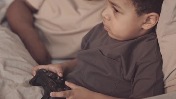 Slowmo Carino Ragazzo Afroamericano Bambino Utilizzando Controller Durante Riproduzione Videogiochi — Video Stock