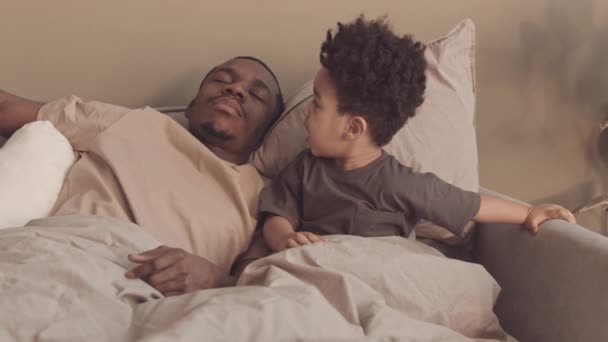Slowmo Carino Ragazzo Afroamericano Bambino Svegliando Padre Addormentato Sdraiato Insieme — Video Stock