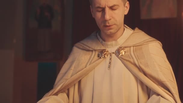 Slowmo Poważnego Kaukaskiego Duchownego Białym Albie Pelerynie Stojącego Przy Ołtarzu — Wideo stockowe
