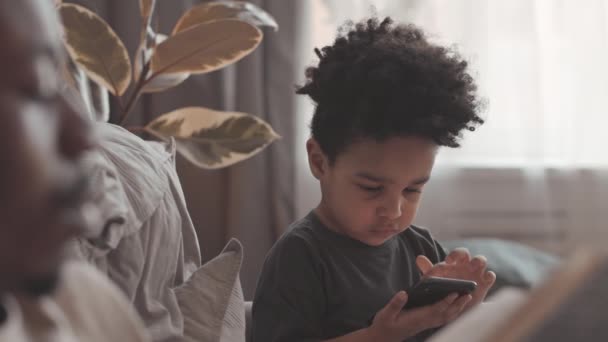 Slowmo Anos Menino Afro Americano Jogando Jogos Smartphone Enquanto Seu — Vídeo de Stock
