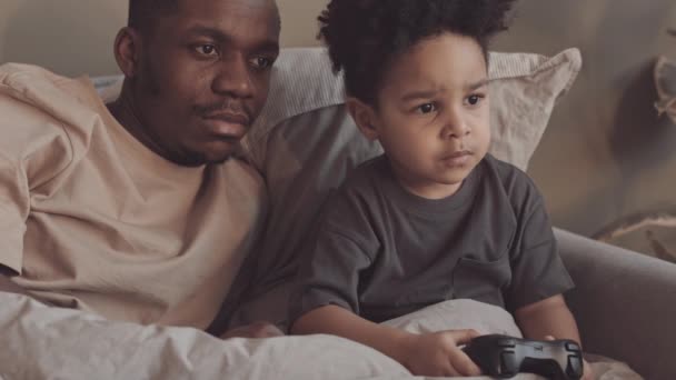 Медленно Летний Афроамериканец Играет Видеоигры Контроллером Время Лежания Отцом Уютной — стоковое видео